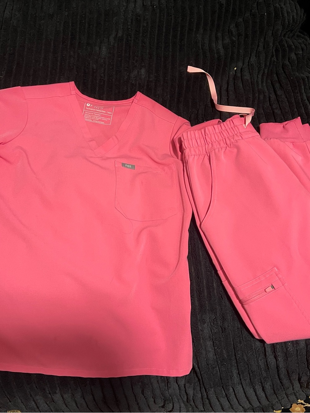 Figs Women's V-Neck Scrub Set - Top & Elastic Waist Pants